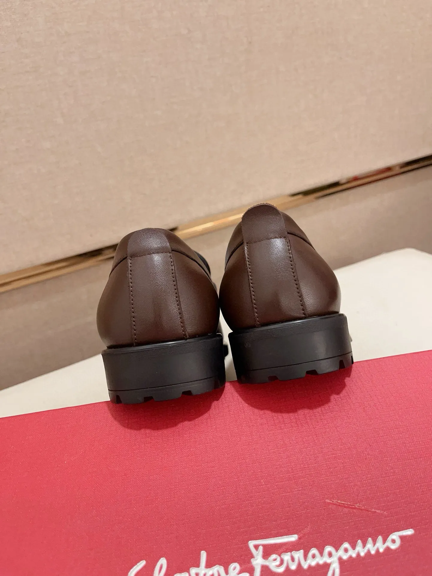 Men's shoes💰: 560💰 High version Ferragamo quality! 🆕🆕Exclusive hot-selling products in stock🔥🔥New products on the shelves, high-quality shoes, high-end driving shoes, with complete packaging! 💪 💪 Material: imported patented cowhide 🐂 + imported high-quality water-dyed cowhide lining + wear-resistant outsole 👍🏻👍🏻 Features: high-end and comfortable, purely handmade 🚀 🚀 Create the perfect shoes that suit you best 🔥 🔥 Size: (38-44) Can be customized 45 non-returnable!